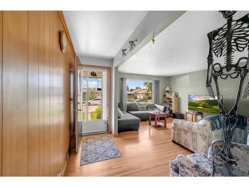 924 15 Avenue Ne, Calgary, AB - Indoor Photo Showing Living Room