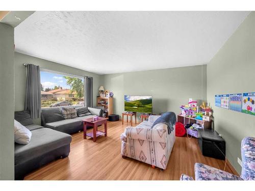 924 15 Avenue Ne, Calgary, AB - Indoor Photo Showing Living Room