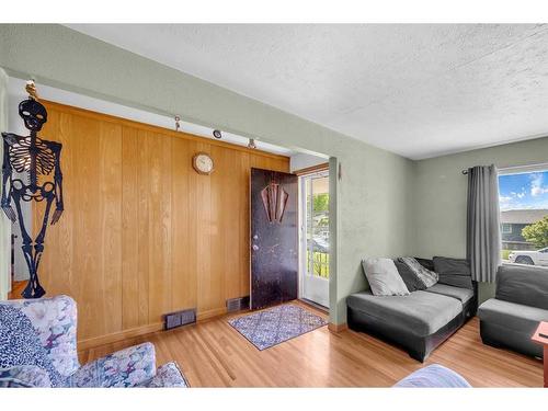 924 15 Avenue Ne, Calgary, AB - Indoor Photo Showing Living Room