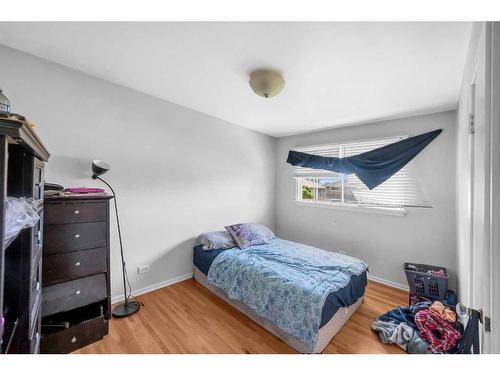 924 15 Avenue Ne, Calgary, AB - Indoor Photo Showing Bedroom