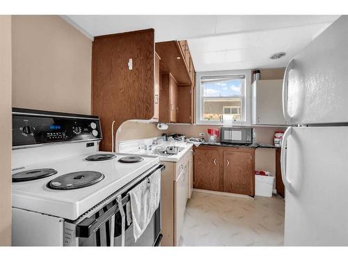 924 15 Avenue Ne, Calgary, AB - Indoor Photo Showing Kitchen