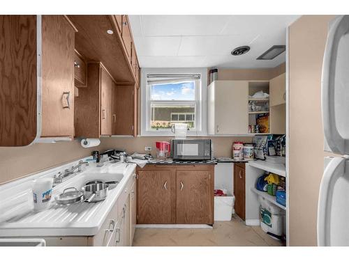 924 15 Avenue Ne, Calgary, AB - Indoor Photo Showing Kitchen