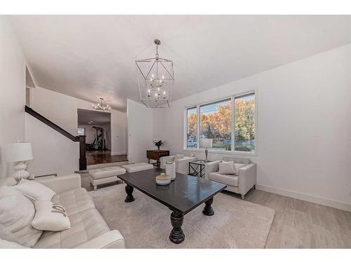 1069 East Chestermere Drive, Chestermere, AB - Indoor Photo Showing Living Room