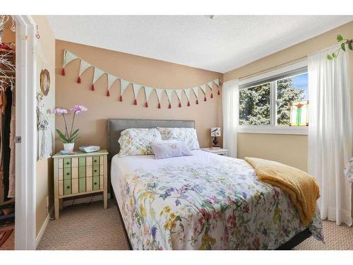 43-200 Shawnessy Drive Sw, Calgary, AB - Indoor Photo Showing Bedroom