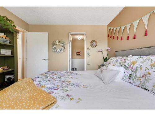 43-200 Shawnessy Drive Sw, Calgary, AB - Indoor Photo Showing Bedroom