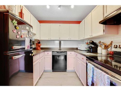 43-200 Shawnessy Drive Sw, Calgary, AB - Indoor Photo Showing Kitchen