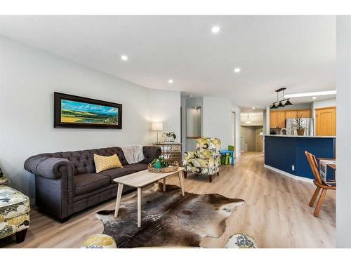 10 Tuscany Meadows Heights Nw, Calgary, AB - Indoor Photo Showing Living Room