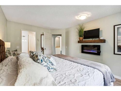 10 Tuscany Meadows Heights Nw, Calgary, AB - Indoor Photo Showing Bedroom