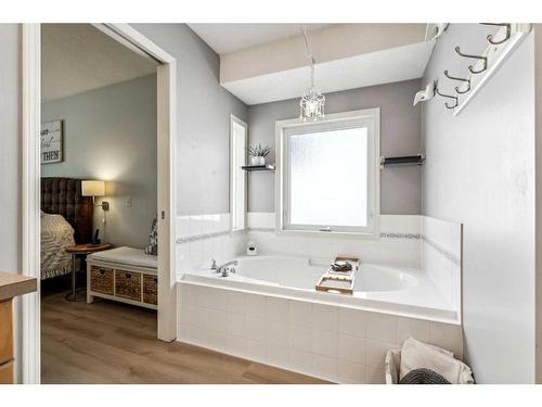 10 Tuscany Meadows Heights Nw, Calgary, AB - Indoor Photo Showing Bathroom