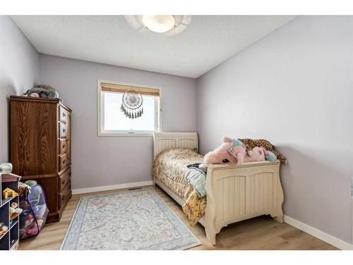 10 Tuscany Meadows Heights Nw, Calgary, AB - Indoor Photo Showing Bedroom