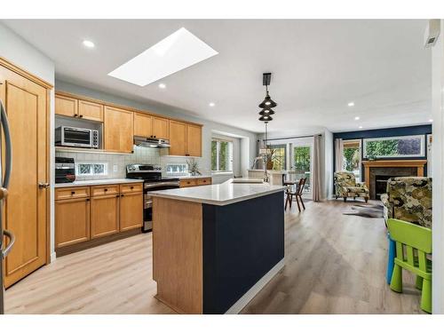 10 Tuscany Meadows Heights Nw, Calgary, AB - Indoor Photo Showing Kitchen