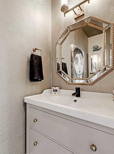 4502 20 Avenue Nw, Calgary, AB - Indoor Photo Showing Bathroom