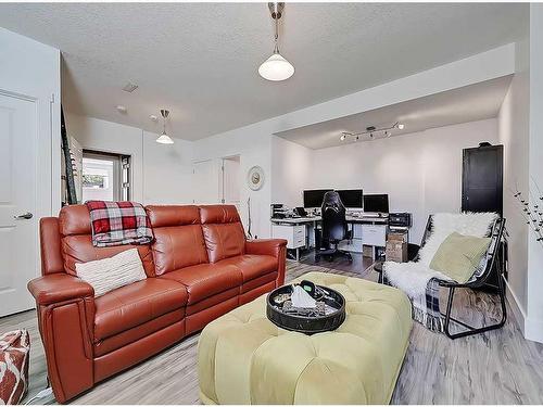 4502 20 Avenue Nw, Calgary, AB - Indoor Photo Showing Living Room