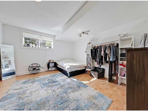 4502 20 Avenue Nw, Calgary, AB - Indoor Photo Showing Living Room