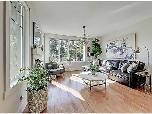 4502 20 Avenue Nw, Calgary, AB - Indoor Photo Showing Living Room