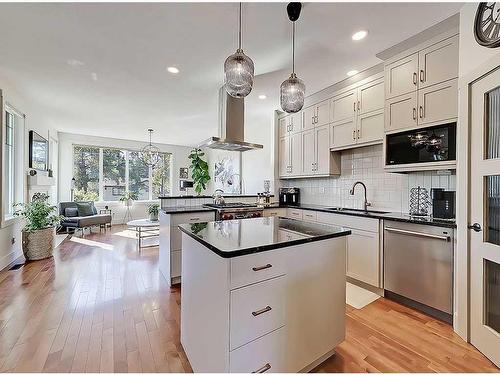 4502 20 Avenue Nw, Calgary, AB - Indoor Photo Showing Kitchen With Upgraded Kitchen