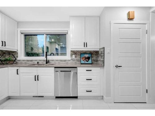 310 Wascana Crescent Se, Calgary, AB - Indoor Photo Showing Kitchen