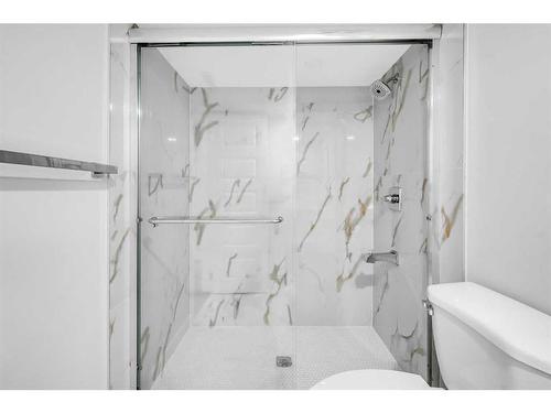 310 Wascana Crescent Se, Calgary, AB - Indoor Photo Showing Bathroom