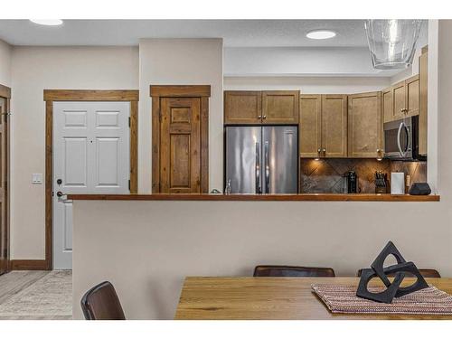 204-155 Crossbow Place, Canmore, AB - Indoor Photo Showing Kitchen