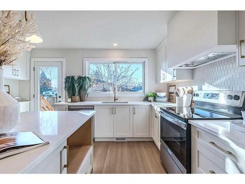 184 Huntchester Crescent Ne, Calgary, AB - Indoor Photo Showing Kitchen