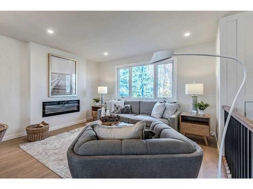 184 Huntchester Crescent Ne, Calgary, AB - Indoor Photo Showing Living Room