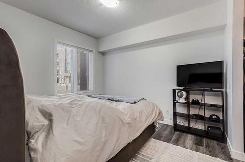 2115-604 East Lake Boulevard Se, Airdrie, AB - Indoor Photo Showing Bedroom