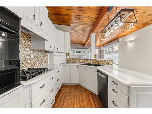 1314 22 Avenue, Didsbury, AB - Indoor Photo Showing Kitchen With Double Sink With Upgraded Kitchen