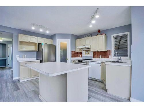 84 Douglas Glen Crescent Se, Calgary, AB - Indoor Photo Showing Kitchen