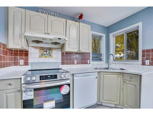 84 Douglas Glen Crescent Se, Calgary, AB - Indoor Photo Showing Kitchen