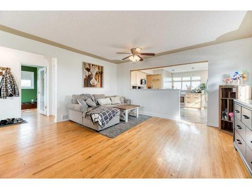 253007 Range Road 245, Rural Wheatland County, AB - Indoor Photo Showing Living Room