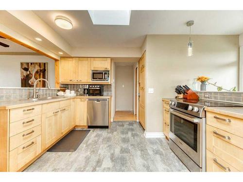 253007 Range Road 245, Rural Wheatland County, AB - Indoor Photo Showing Kitchen With Stainless Steel Kitchen