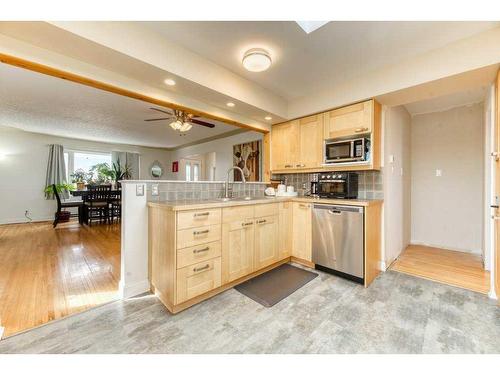 253007 Range Road 245, Rural Wheatland County, AB - Indoor Photo Showing Kitchen