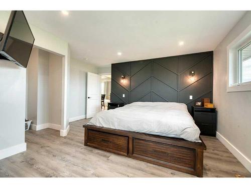 253007 Range Road 245, Rural Wheatland County, AB - Indoor Photo Showing Bedroom