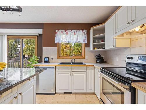 66 Tuscany Hills Point Nw, Calgary, AB - Indoor Photo Showing Kitchen With Double Sink