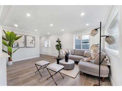 179 Flavelle Road Se, Calgary, AB - Indoor Photo Showing Living Room