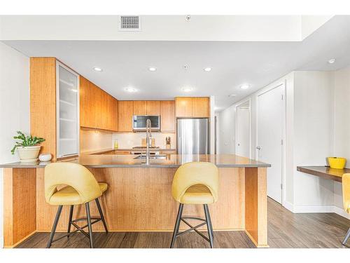 2303-1118 12 Avenue Sw, Calgary, AB - Indoor Photo Showing Kitchen