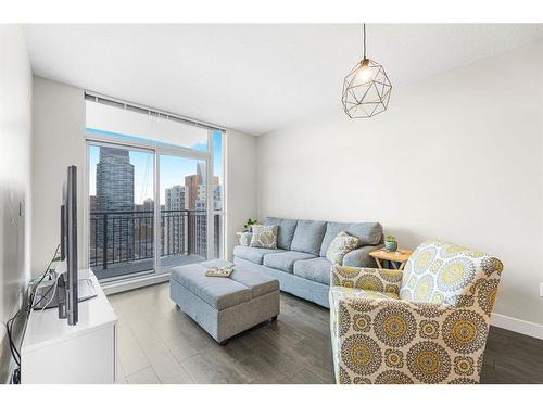 2303-1118 12 Avenue Sw, Calgary, AB - Indoor Photo Showing Living Room