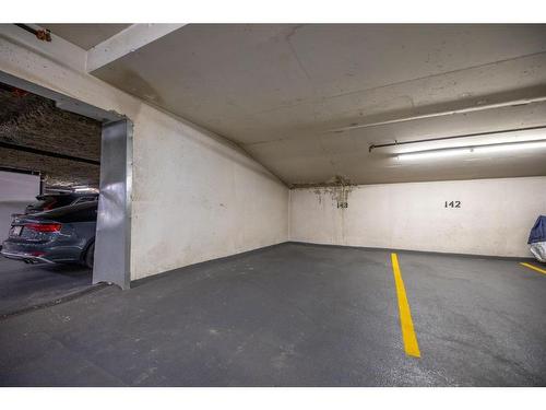 2303-1118 12 Avenue Sw, Calgary, AB - Indoor Photo Showing Garage