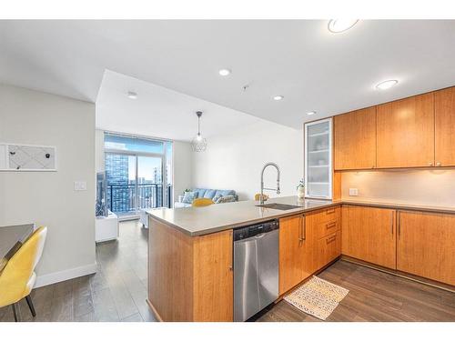 2303-1118 12 Avenue Sw, Calgary, AB - Indoor Photo Showing Kitchen