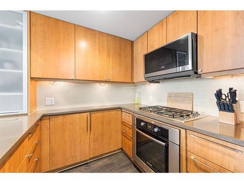 2303-1118 12 Avenue Sw, Calgary, AB - Indoor Photo Showing Kitchen