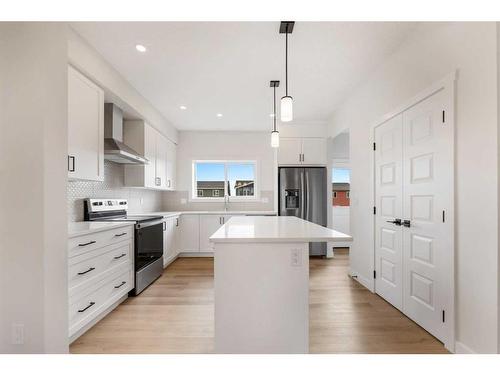 730 Bayview Hill Sw, Airdrie, AB - Indoor Photo Showing Kitchen With Upgraded Kitchen