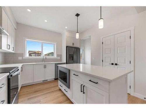 730 Bayview Hill Sw, Airdrie, AB - Indoor Photo Showing Kitchen With Upgraded Kitchen