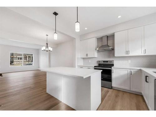 730 Bayview Hill Sw, Airdrie, AB - Indoor Photo Showing Kitchen