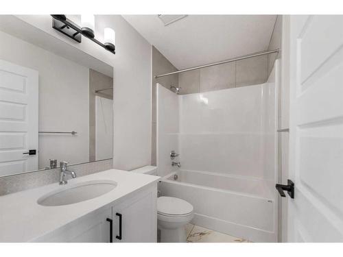 730 Bayview Hill Sw, Airdrie, AB - Indoor Photo Showing Bathroom