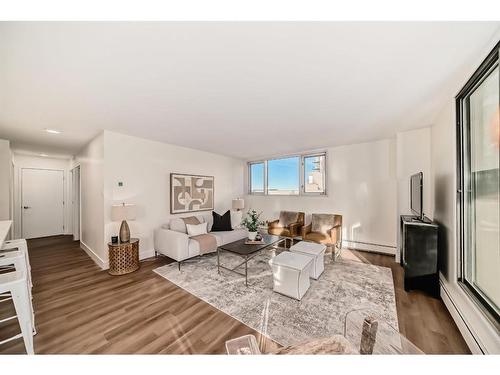 7D-133 25 Avenue Sw, Calgary, AB - Indoor Photo Showing Living Room