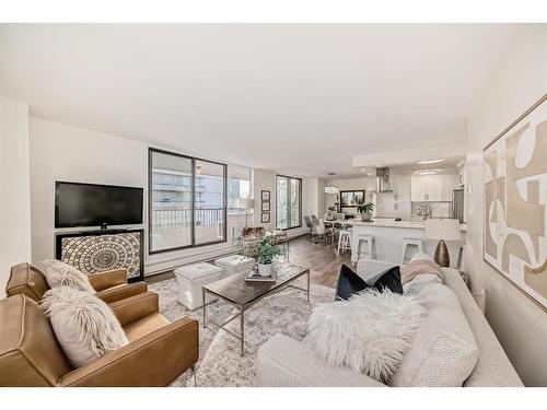 7D-133 25 Avenue Sw, Calgary, AB - Indoor Photo Showing Living Room