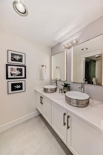 7D-133 25 Avenue Sw, Calgary, AB - Indoor Photo Showing Bathroom