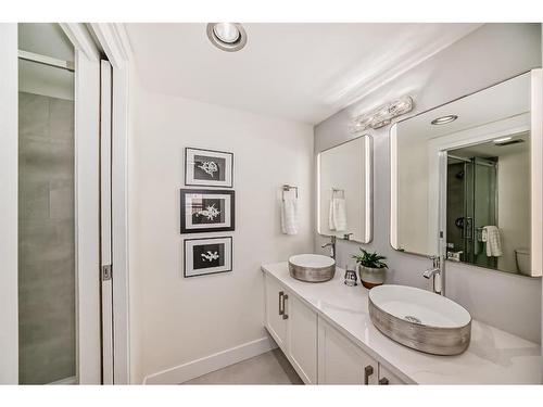 7D-133 25 Avenue Sw, Calgary, AB - Indoor Photo Showing Bathroom