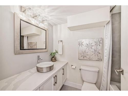 7D-133 25 Avenue Sw, Calgary, AB - Indoor Photo Showing Bathroom