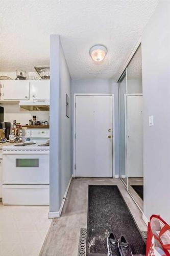 304-1512 16 Avenue Sw, Calgary, AB - Indoor Photo Showing Kitchen